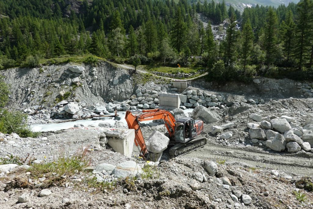 Travaux dans le lit de la Navisence qui a emporté un pont  et détruit ses piles 